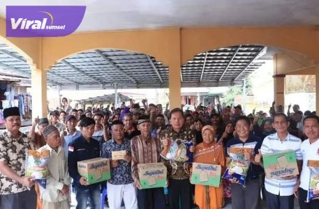 Walikota Prabumulih Ir.H.Ridho Yahya,MM memberikan bantuan korban terdampak banjir, angin puting beliung dan kebakaran, Sabtu, (18/3/2023). Foto : viralsumsel.com/mal
