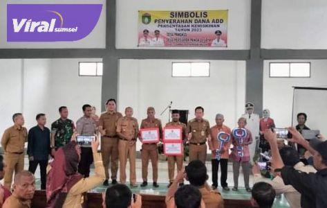 Walikota Prabumulih Ir. H. Ridho Yahya, MM saat penyerahan Alokasi Dana Desa Tahun 2023 di Desa Pangkul dan Pangkul Jaya di Gedung Serbaguna Desa Pangkul, Senin, (20/3/2023). Foto : viralsumsel.com/mal