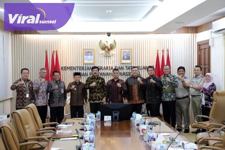 Menteri ATR/Kepala BPN, Hadi Tjahjanto menyerahkan dokumen Persetujuan Substansi (Persub) untuk RTRW Provinsi Jambi secara langsung kepada Gubernur Jambi, Al Haris. Penyerahan dokumen ini berlangsung di Ruang Rapat Menteri, Kantor Kementerian ATR/BPN, Jakarta, pada Senin (20/03/2023). Foto : viralsumsel.com/fia