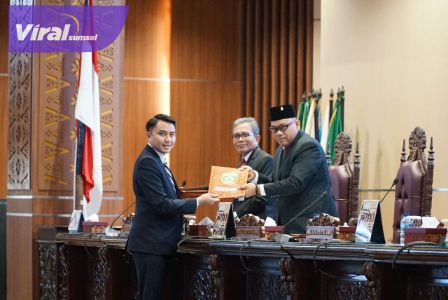 Wakil Ketua DPRD Provinsi, Sumsel H M. Giri Ramanda N Kiemas, SE, MM didampingi Sekda Provinsi Sumsel Ir. SA. Supriono terima laporan reses Tahap 1 2023 pada Rapat Paripurna LXII, Senin (20/3/2022). Foto : viralsumsel.com Wakil Ketua DPRD Provinsi, Sumsel H M. Giri Ramanda N Kiemas, SE, MM didampingi Sekda Provinsi Sumsel Ir. SA. Supriono terima laporan reses Tahap 1 2023 pada Rapat Paripurna LXII, Senin (20/3/2022). Foto : viralsumsel.com