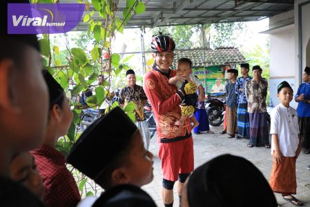 Gubernur Jawa Tengah Ganjar Pranowo bertemu anak-anak panti asuhan Fafirruu Ilallah Yayasan LM 99 Blambangan, Bangetayu Wetan, Kota Semarang, Jumat (24/3/2023) sore. Foto : ist