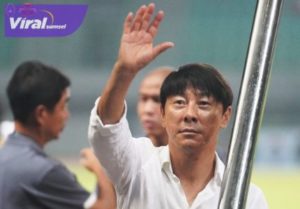 Shon Tae Yong pelatih Timnas Indonesia sapa supporter usai laga versus Burundi. Foto : pssi