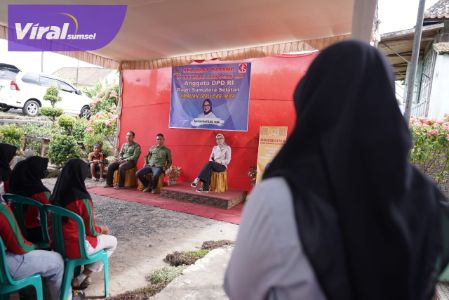 Anggota DPD/MPR RI Amaliah Sobli S.Kg, M.B.A, sosialisais Empat Pilar Berbangsa dan Bernegara di Desa Mirai Jaya, Kecamatan Indralaya, OI. Foto : viralsumsel.com/ion