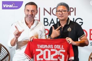 Persija Jakarta resmi memperpanjang kontrak pelatih kepala Thomas Doll. Foto : ig persija
