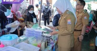 Wakil Wali Kota Palembang, Fitrianti Agustinda resmi membuka Pasar Bedug Ramadham di halaman Kantor Camat Sako Palembang, Senin (27/3/2023) siang. Foto : viralsumsel.com/mal