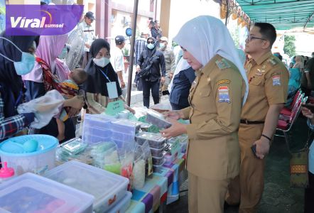 Wakil Wali Kota Palembang, Fitrianti Agustinda resmi membuka Pasar Bedug Ramadham di halaman Kantor Camat Sako Palembang, Senin (27/3/2023) siang. Foto : viralsumsel.com/mal