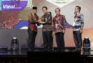 Walikota Prabumulih H Ridho Yahya melalui Asisten I Kota Prabumulih, Aris Priadi terima UHC Award. Foto : viralsumsel.com/mal