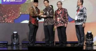 Walikota Prabumulih H Ridho Yahya melalui Asisten I Kota Prabumulih, Aris Priadi terima UHC Award. Foto : viralsumsel.com/mal