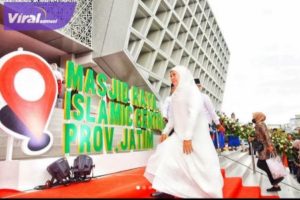 Gubernur Jawa Timur, Khofifah Indar Parawansa saat meresmikan Masjid Raya Islamic Centre Jawa Timur, Sabtu (18/3/2023) sore. Foto : ist