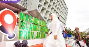 Gubernur Jawa Timur, Khofifah Indar Parawansa saat meresmikan Masjid Raya Islamic Centre Jawa Timur, Sabtu (18/3/2023) sore. Foto : ist