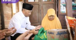 Pj Bupati Muba Apriyadi menyerahkan paket sembako kepada Lansia di Kecamatan Sekayu, Jumat (24/3/2023). Foto : viralsumsel.com/dev
