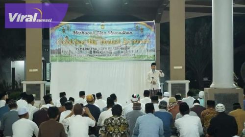 Walikota Prabumulih Ir. H. Ridho Yahya., MM Bersama seluruh OPD melaksanakan Sholat Isya dan Tarawih berjama'ah dalam rangka Safari Ramadhan. Foto : viralsumsel.com/mal