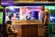 Pj Bupati Muba Apriyadi Mahmud didampingi cucu tercinta Elumi Marchzia Issar berkunjung ke pusat jajanan di area kirab Sekayu, Sabtu (25/3/2022) malam. Foto : viralsumsel.com/dev