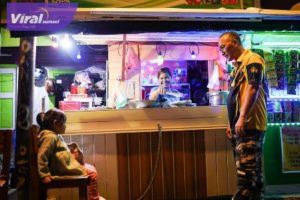 Pj Bupati Muba Apriyadi Mahmud didampingi cucu tercinta Elumi Marchzia Issar berkunjung ke pusat jajanan di area kirab Sekayu, Sabtu (25/3/2022) malam. Foto : viralsumsel.com/dev