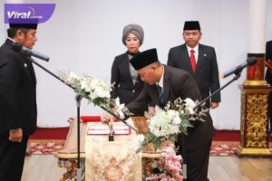 Gubernur Sumsel H Herman Deru melakukan Pengambilan Sumpah dan Pelantikan kepada Pj Bupati Muba Apriyadi Mahmud sebagai Sekda definitif Kabupaten Muba, Rabu (29/3/2023) di Griya Agung. Foto : viralsumsel.com/dev