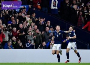 Para pemain Timnas Skotlandia selebrasi usai cetak gol ke gawang Spanyol. Foto : ig