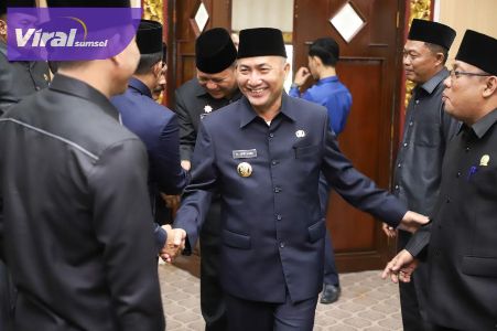 Pj Bupati Muba Drs H Apriyadi MSi menyampaikan Penjelasan LKPJ 2022 pada Rapat Paripurna Masa Persidangan II Rapat ke-3, di Ruang Rapat Paripurna DPRD Muba, Senin (27/3/2023). Foto : viralsumsel.com/dev