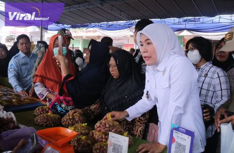 Wakil Wali Kota Palembang Fitrianti Agustinda datangi Bazar Ramadhan di halaman belakang Pasar Yada, Kecamatan Kalidoni, Palembang Kamis (30/3/2023). Foto : viralsumsel.com/nto