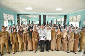 Wakil Ketua DPRD Sumsel H Muchendi Mahzareki S.E saat reses di SMA N 1 Tanjung Raja, Ogan Ilir. Foto : viralsumsel.com/ril