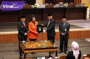 Ketua DPRD Prov. Sumsel; Hj. RA. Anita Noering Hati, SH, bersama Wakil Gubernur Sumsel; Ir. H. Mawardi Yahya usai Rapat Paripurna ke LX (60) dengan agenda Perubahan dan Penambahan Propemperda Tahun 2023 di Ruang Rapar Paripura DPRD Sumsel, Senin (30/1/2023) pagi. Foto : viralsumsel.com/ril