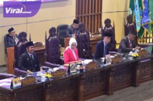 Ketua DPRD Sumsel, Hj. R.A. Anita Noeringhati, SH, MH didampingi Wakil Ketua DPRD Prov. Sumsel H.M. Giri Ramanda N Kiemas, SE, MM dan H. Muchendi Mahzareki, SE, bersama Gubernur Sumsel; H. Herman Deru. Foto : viralsumsel.com/ril