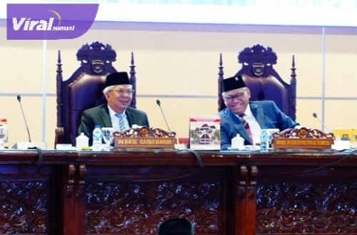 Wakil Ketua DPRD Provinsi Sumsel; H.M. Giri Ramanda N Kiemas, SE, MM didampingi Wakil Gubernur Sumsel; H. Mawardi Yahya dalam Rapat Paripurna LXI (61) DPRD Provinsi Sumsel di Ruang Rapat Paripurna DPRD Sumsel, Senin (13/2/2023). Foto : viralsumsel.com/ril