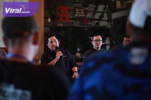 Ketua Umum PSSI Erick Thohir saat bertemu Aremania di Malang, Kamis (4/3/2023). Foto : pssi