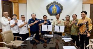 Rivan Purwanto Direktur Utama PT Jasa Raharja didampingi oleh Direktur Hubungan Kelembagaan Jasa Raharja Saat Melakukan Penandatanganan Nota Kesepahaman Bersama Perguruan tinggi Universitas Brawijaya Malang. Foto : Viralsumsel