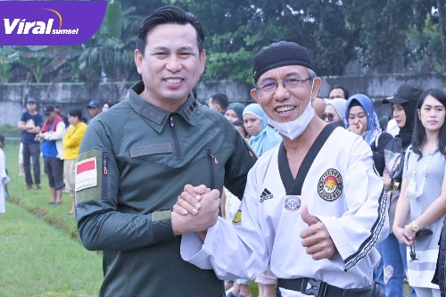 Zainal Abidin SH Ketua DPRD Kota Palembang Saat Bersalaman Dengan Salah Satu Pengurus Cabor Taekwondo Palembang. Foto : Viralsumsel