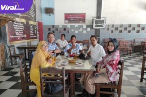 Pengurus DPC PJS Beltim saat bersama Komisioner KI Babel saat berada di Beltim, Selasa (14/04/2023)