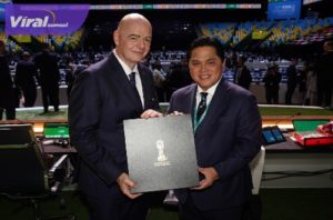 Gianni Infantino kembali menjadi Presiden FIFA saat menerima mandat dari Ketua PSSI Erick Thohir dalam kongres FIFA ke-73 di Kigali, Rwanda pada Kamis (16/3/2023) siang waktu setempat. Foto : pssi