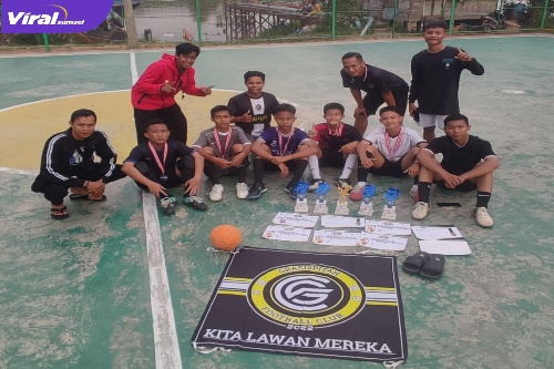 Para Pengurus SSB Grasispitah Dan Murid-murid Berfoto-foto Bersama. Foto : Viralsumsel