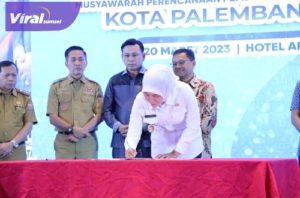 Wakil Wali Kota Palembang Fitrianti Agusrinda didampingi Sekda Kota Palembang Ratu Dewa buka Musrenbang RKPD tingkat Kota Palembang di Ballroom Hotel Aryaduta, Senin (20/3/2023) pagi. Foto : viralsumsel.com/nto
