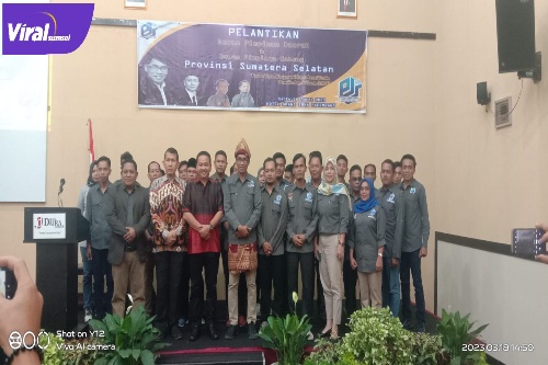 Ketum DPP PJS Mahmud Marhaba (Memakai tanjak) melantik Pengurus DPD PJS Sumsel, Sabtu (18/03/2023).