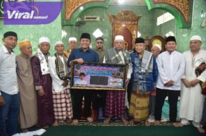 Gubernur Sumsel H Herman Deru safari Jum’at di Masjid Nurul Iman di Jalan Jenderal Ahmad Yani Kelurahan 9/10 Ulu, Palembang. Foto: viralsumsel.com/win