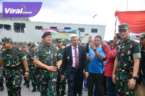 Wakil Gubernur Sumsel H Mawardi Yahya dampingi Panglima TNI, Laksamana TNI H. Yudo Margono, S.E., M.M., C.S.F.A melepas Pemberangkatan Satgas Yonif Raider 200/BN dan Yonif 133/YS Tahun 2023. Foto : viralsumsel.com/win