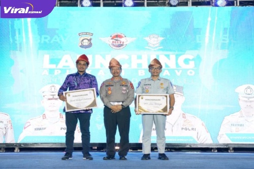 Abdul Haris Kepala Jasa Raharja Cabang Sumsel Saat Ikut Terima Penghargaan Atas Support Aplikasi Bravo Ditlantas Polda Sumsel. Foto Viralsumsel