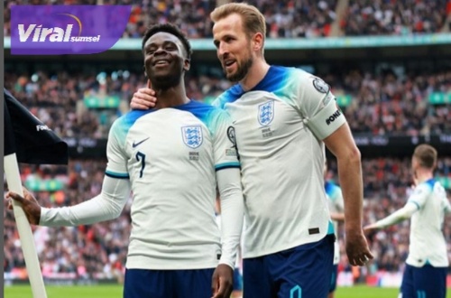 Penyerang Timnas Inggris, Harry Kane selebrasi bersama Bukayo Ayoyinka Saka usai cetak gol ke gawang Ukraina pada laga Kualifikasi Euro 2024. Foto : iginggris
