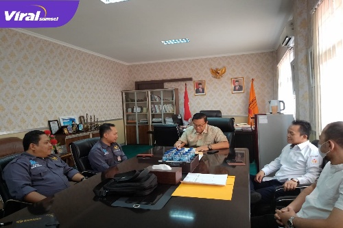Ketua DPD PJS Sumsel Rino didampingi Sekretaris DPD PJS Sumsel Bambang Saat Berkunjung Ke Bawaslu Sumsel. Foto Viralsumsel