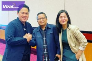 Sekretaris Tim Teknis Asprov PSSI Sumsel Panitia Persiapan Piala Dunia U-20 Faisal Mursyid SH Bersama Ketua PSSI Erick Thohir. Foto : viralsumsel.com