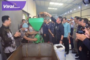 Gubernur Sumsel H Herman Deru saat meresmikan Pabrik Pengolahan Kopi Gending Sriwijaya CV Sinar Terang Mulia, Kamis (30/3/2023) pagi. Foto : viralsumsel.com/win