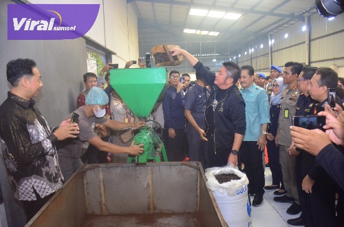 Gubernur Sumsel H Herman Deru saat meresmikan Pabrik Pengolahan Kopi Gending Sriwijaya CV Sinar Terang Mulia, Kamis (30/3/2023) pagi. Foto : viralsumsel.com/win
