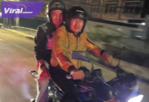 Sekda Palembang Ratu Dewa kendarai sepeda motor RX King malam-malam, patroli lampu jalan yang padam, Jumat (31/3/2023) malam. Foto : viralsumsel.com/nto