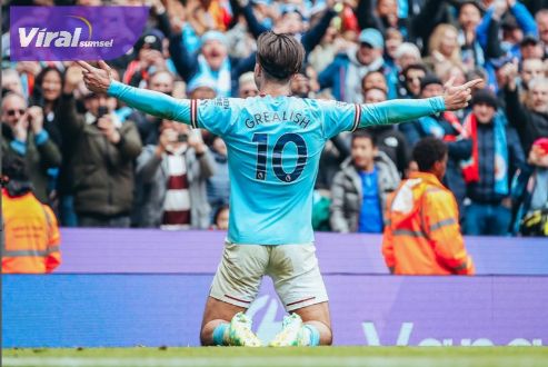 Pemain sayap Manchester City J. Grealish selebrasi usai cetak gol ke gawang Liverpool. Foto : ig mancity