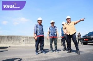 Gubernur Sumsel H. Herman Deru melakukan peninjauan perbaikan Jalan Tol Palembang-Kayuagung, Minggu (2/4/2023) siang. Foto : viralsumsel.com/win