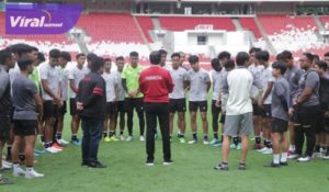 Presiden Republik Indonesia, Joko Widodo (Jokowi) mendatangi latihan tim U-20 dan U-22 Indonesia. Foto : pssi