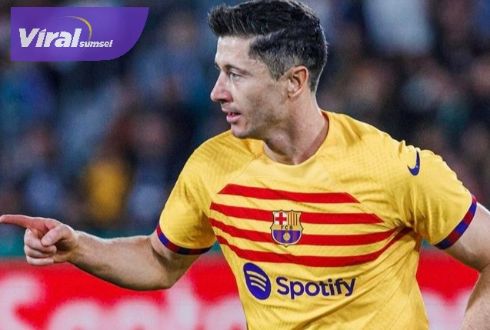 Penyerang Barcelona Robert Lewandowski selebrasi usai cetak gol ke gawang Elche. Foto : iglaliga