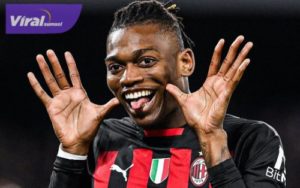 Rafael Leao penyerang AC Milan selebrasi usai cetak gol ke gawang Napoli. Foto : igmilan