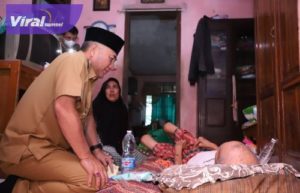 Pj Bupati Apriyadi Mahmud menyambangi Cik Nung yang merupakan rekan kerja Pj Bupati Apriyadi Mahmud ketika bekerja di Kecamatan Mariyana. Foto : viralsumsel.com/dev