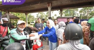 Ketua Srikandi Demokrat Sumsel Ike Meilina Muchendi saat kegiatan Ramadan Berbagi dengan bagikan takjil pada driver ojek online di Palembang, Selasa (4/4/2023) sore. Foto : viralsumsel.com/her